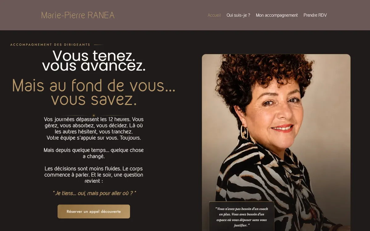 Page d'accueil du site de Marie-Pierre, accompagnement des dirigeants : titre « Vous tenez, vous avancez. Mais au fond de vous… vous savez », portrait sur fond sombre et doré